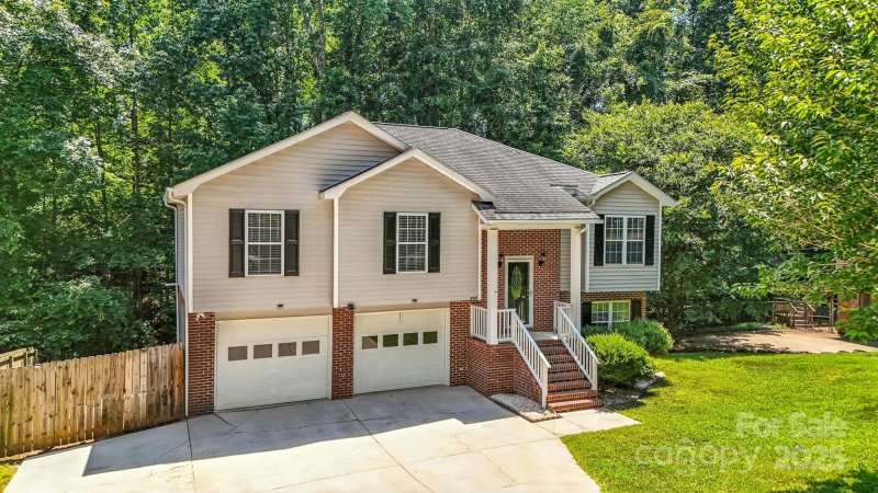 Property image 2 of 824 17th Avenue Drive in Providence Forest, Hickory, NC 28602