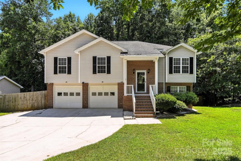 Property image 3 of 824 17th Avenue Drive in Providence Forest, Hickory, NC 28602
