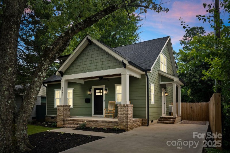 Graham Heights, Charlotte Community