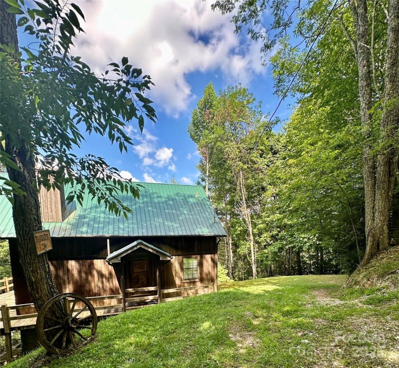 Property image 2 of 236 Valleyview Drive in Whispering Springs, Topton, NC 28781