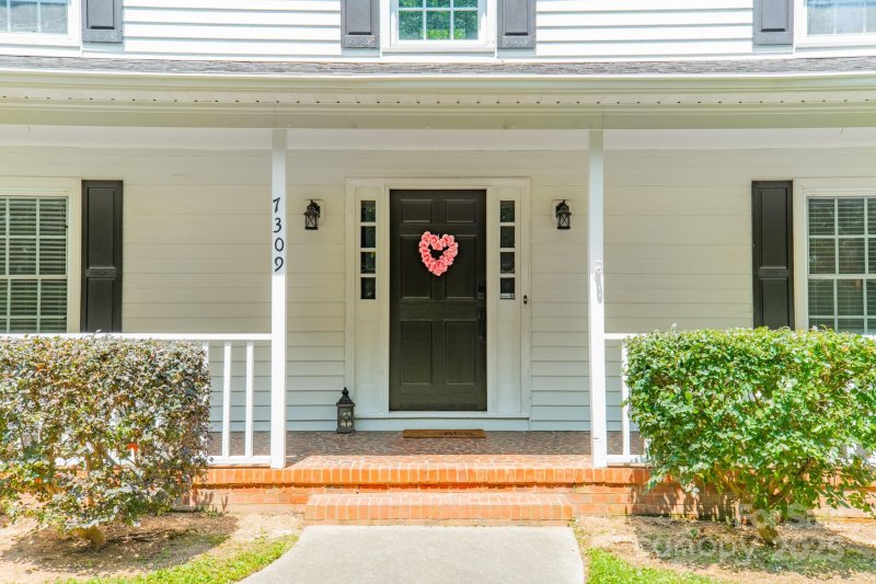 Property image 3 of 7309 Leesburg Road in Ravenwood, Charlotte, NC 28215