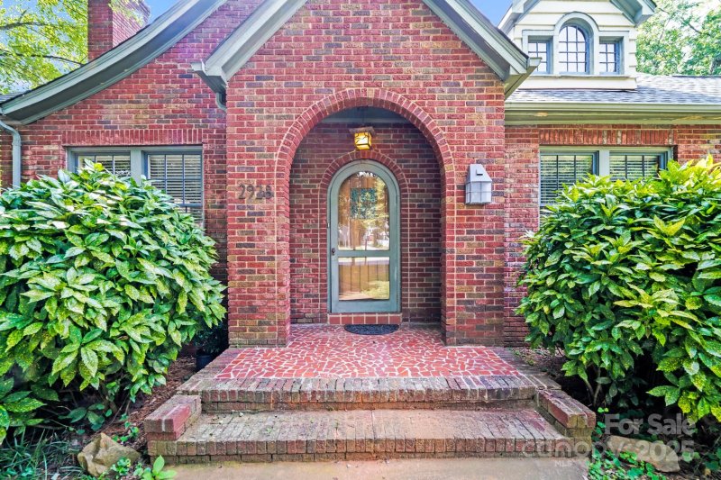 Property image 5 of 2928 Park Road in Sedgefield, Charlotte, NC 28209