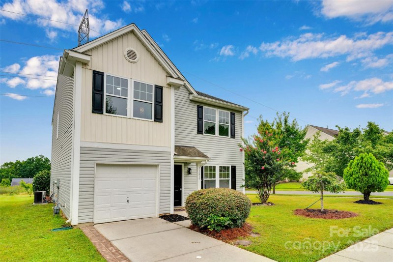 Property image 2 at 11235 Breezehill Lane, Charlotte, NC 28262