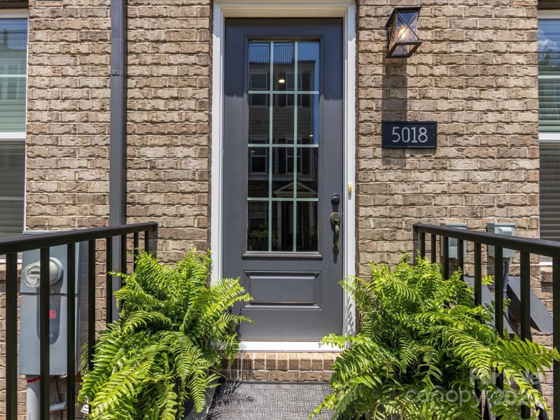 Property image 3 of 5018 Harrowsmith Lane in Elizabeth Glen, Charlotte, NC 28204