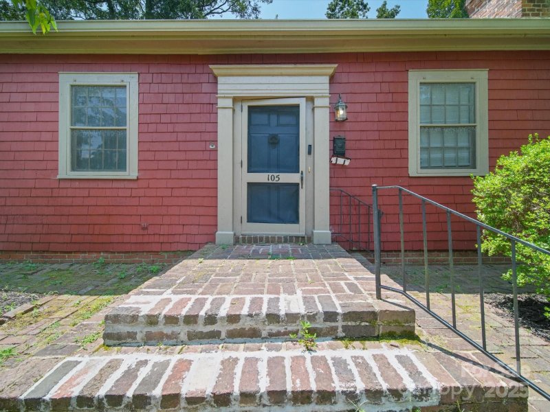 105 Edgewood Circle