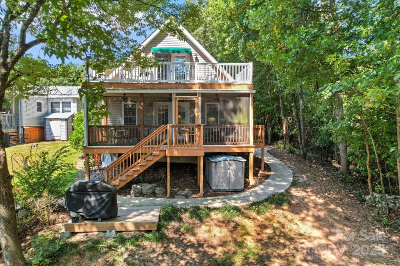 Property image 2 of 696 Springwood Drive in Fairway Shores, Mount Gilead, NC 27306