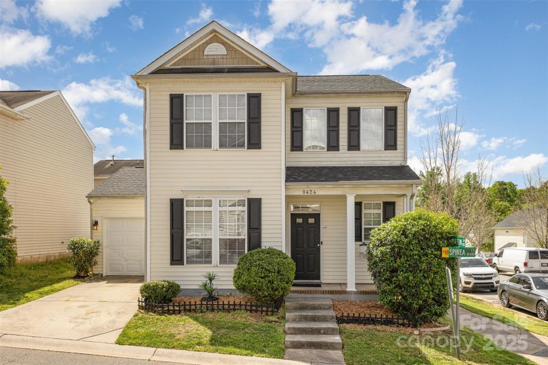 Property image 3 of 8424 Spirea Court in Kingstree, Charlotte, NC 28215