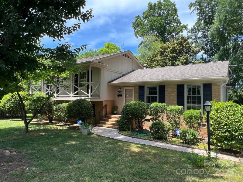 Property image 2 of 5938 Sharon Road in Beverly Woods, Charlotte, NC 28210