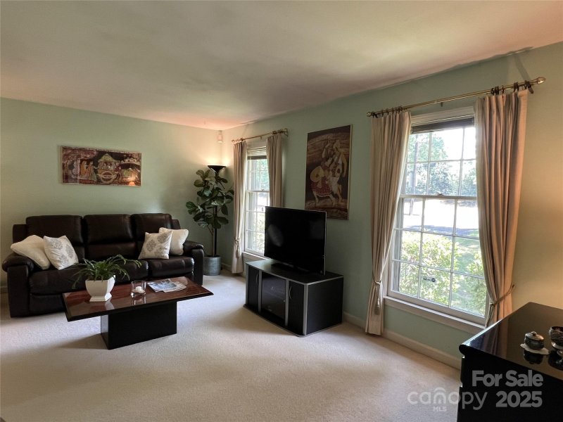 Property image 4 of 5938 Sharon Road in Beverly Woods, Charlotte, NC 28210