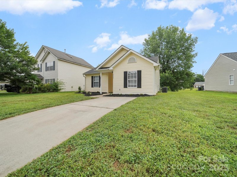 Property image 2 of 6420 Sunman Road in Pinebrook, Charlotte, NC 28216