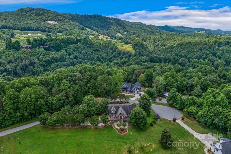 Property image 4 of 112 Sunny Morning Court in Old Orchard, Hendersonville, NC 28792