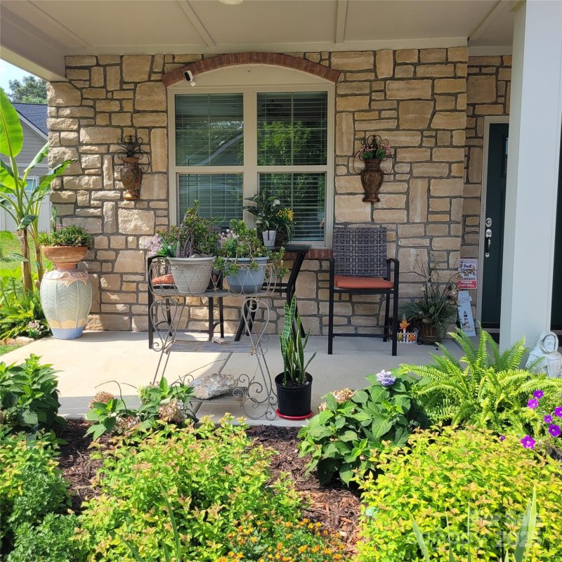 Property image 2 of 835 C Wynnshire Drive in Wynnshire Ridge, Hickory, NC 28601