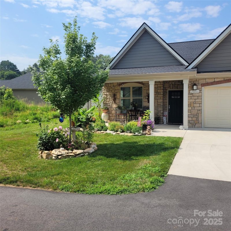 Property image 3 of 835 C Wynnshire Drive in Wynnshire Ridge, Hickory, NC 28601