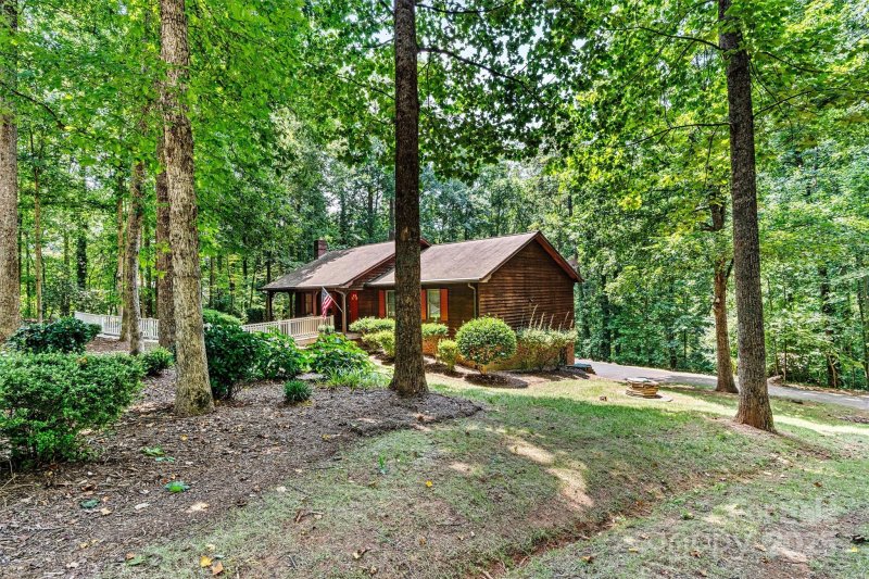 Property image 4 at 1408 Kensington Circle, Newton, NC 28658