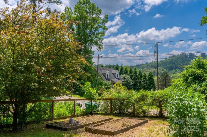 Property image 4 of 5 Koenig Way in PINE BURR PARK, Asheville, NC 28804