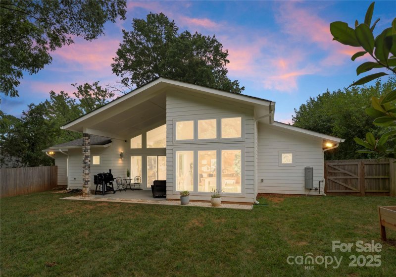 Property image 3 of 3931 Belshire Lane in Windsor Park, Charlotte, NC 28205