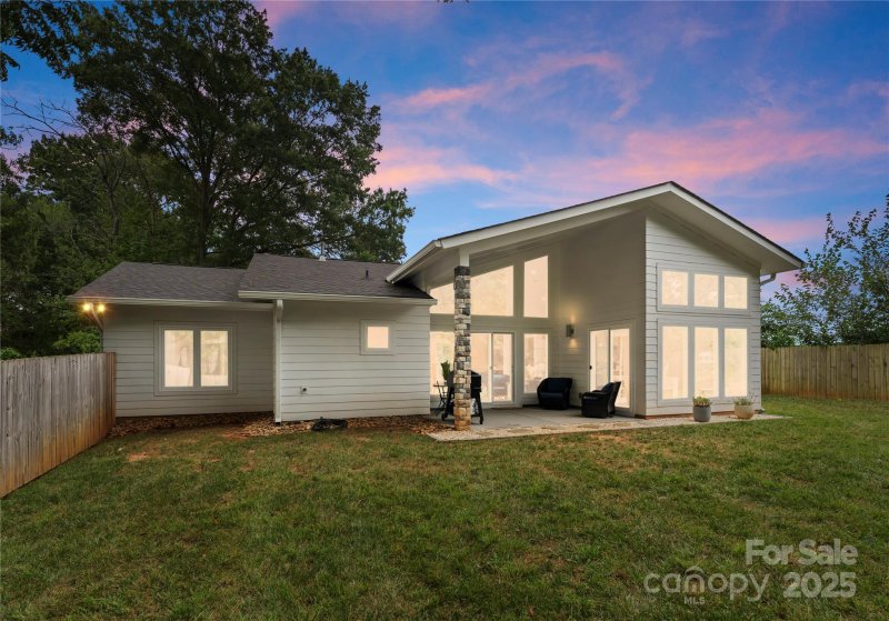 Property image 4 of 3931 Belshire Lane in Windsor Park, Charlotte, NC 28205