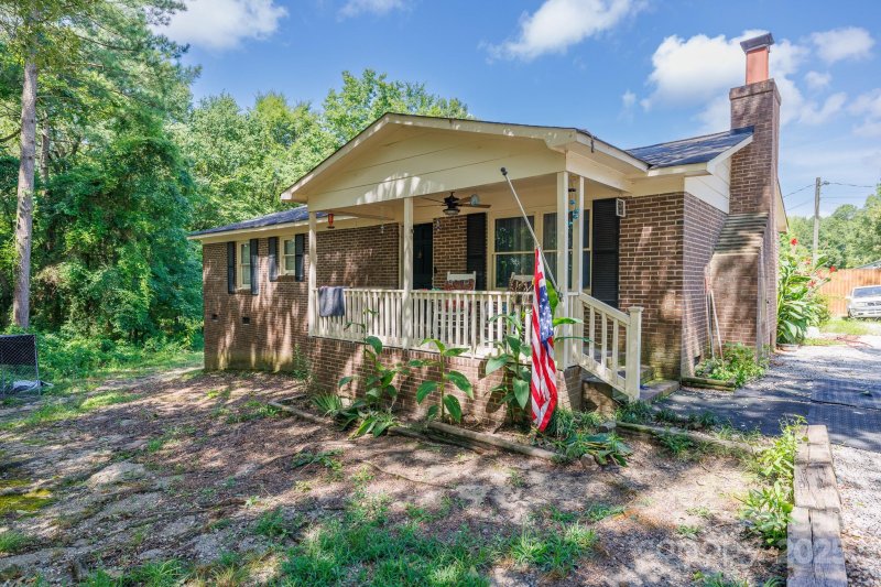 Property image 2 of 2736 Kirkover Drive in Green Acres, Lancaster, SC 29720