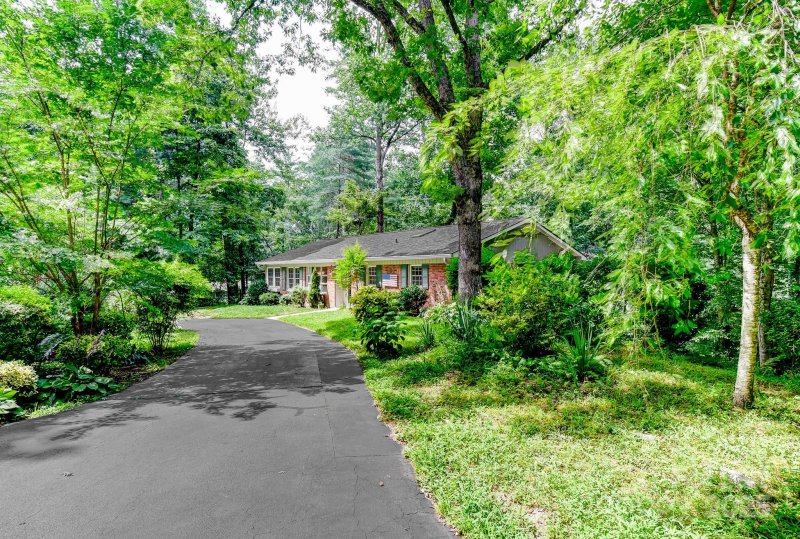 Property image 2 at 171 Surry Lane, Hendersonville, NC 28791