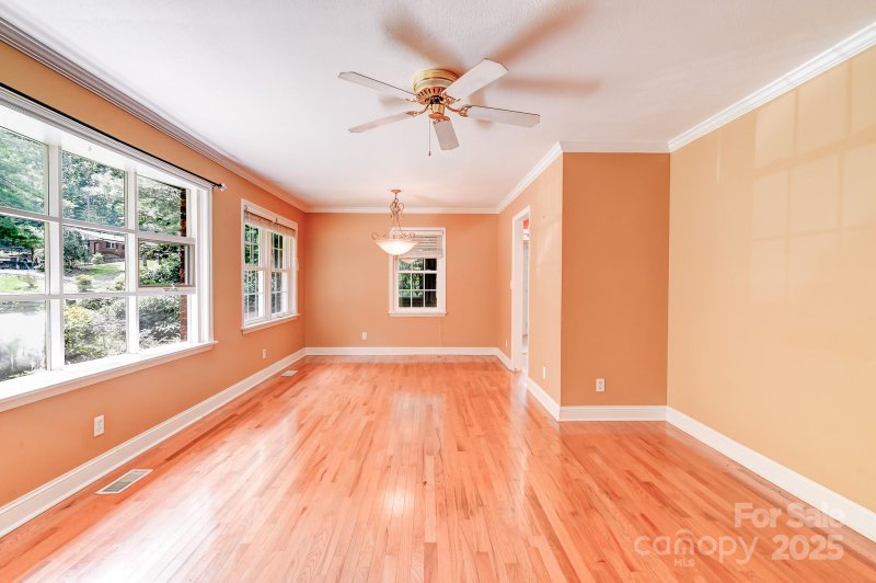 Property image 3 at 171 Surry Lane, Hendersonville, NC 28791