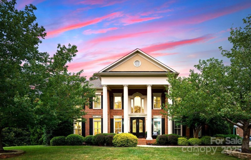 Brookhaven, Matthews Community