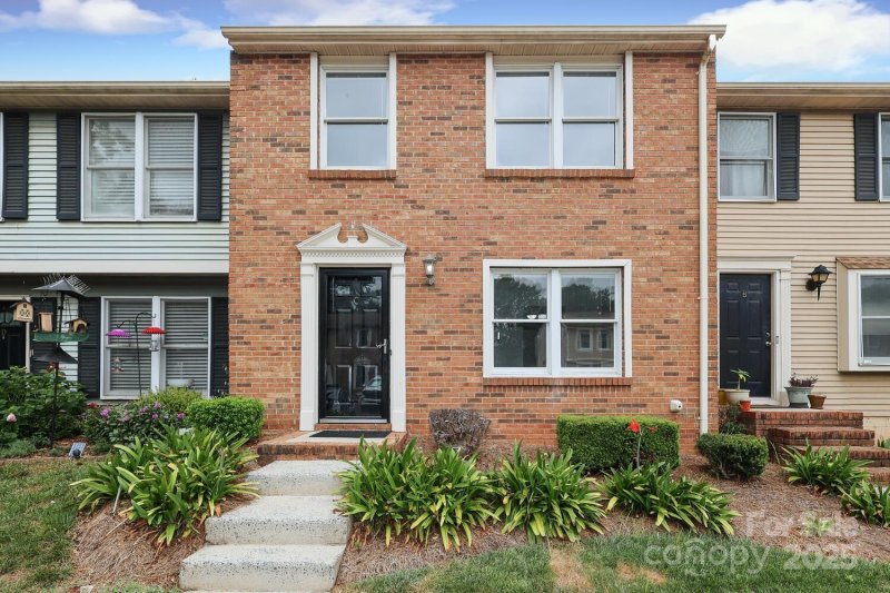 Village of College Downs, Charlotte Community