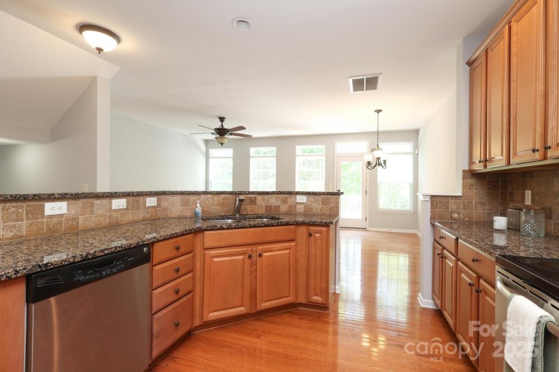 Property image 4 of 729 Naramore Street in Davidson Bay, Davidson, NC 28036