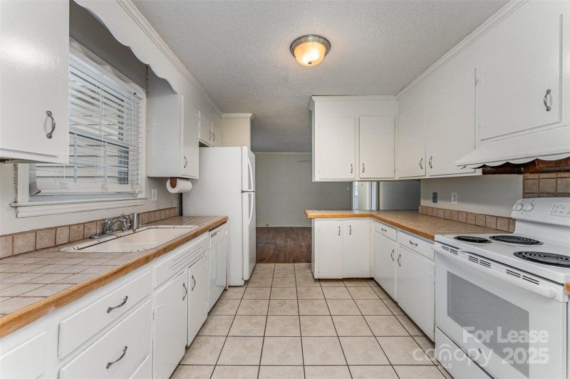 Property image 5 at 3252 Northampton Drive, Charlotte, NC 28210