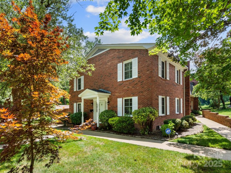 Property image 2 of 1411 Kensington Road in Kensington Court, Hendersonville, NC 28791