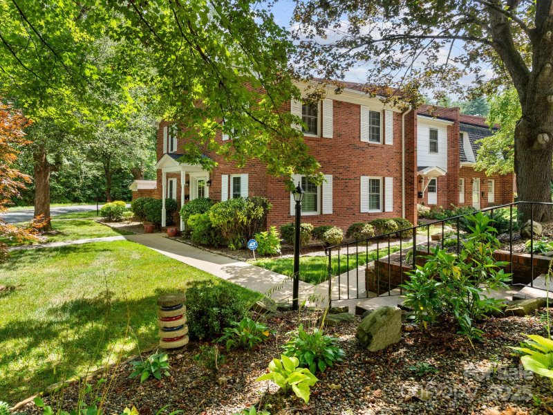 Property image 3 of 1411 Kensington Road in Kensington Court, Hendersonville, NC 28791