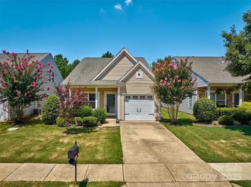 Newport Lakes, Rock Hill Community