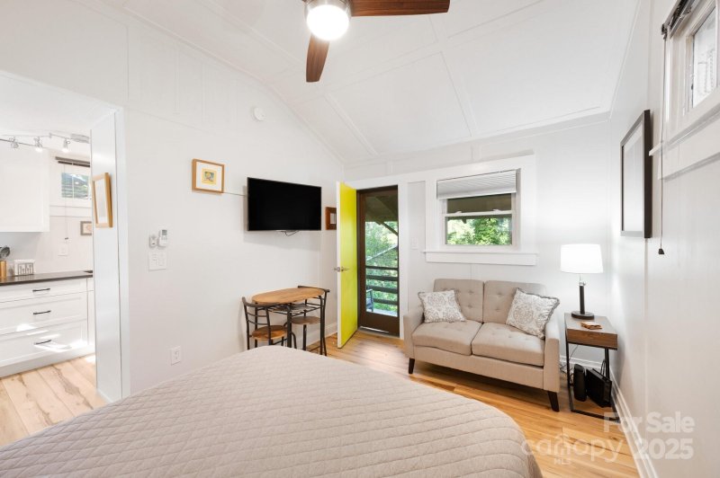 Property image 5 of 15 16 Cottage Drive in Homeland Park, Asheville, NC 28805