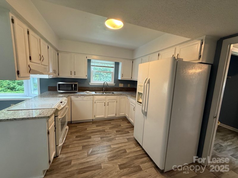 Property image 4 at 2320 Heather Glen Lane, Charlotte, NC 28208