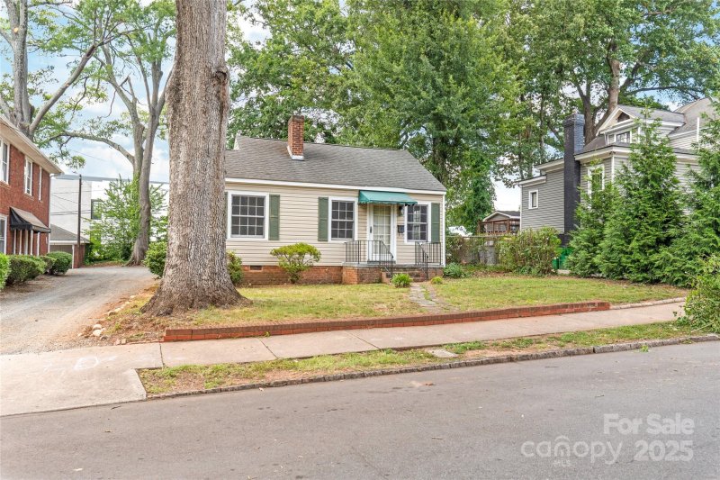 Property image 2 of 917 Sunnyside Avenue in Elizabeth, Charlotte, NC 28204