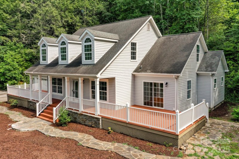 Property image 2 of 402 Sweetbriar Road in Sweetbriar Farms, Lake Lure, NC 28746