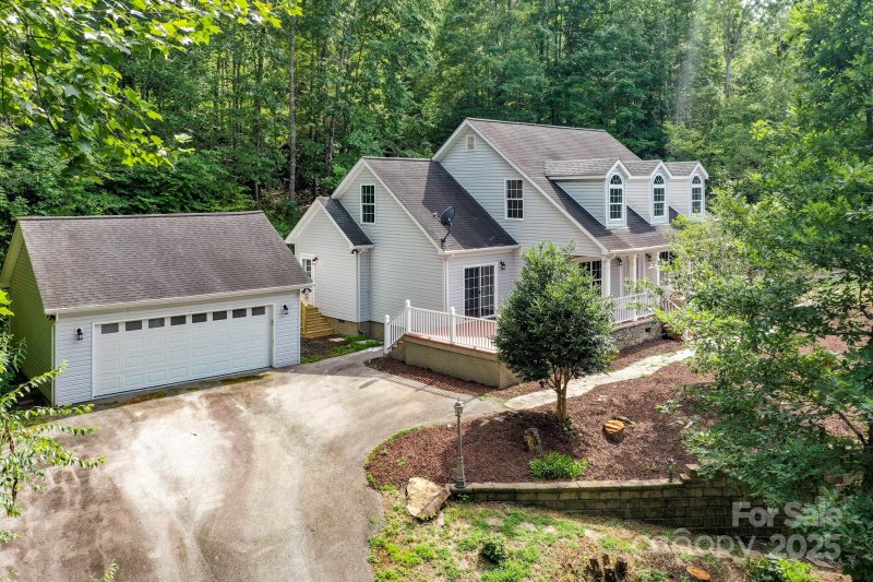 Property image 3 of 402 Sweetbriar Road in Sweetbriar Farms, Lake Lure, NC 28746