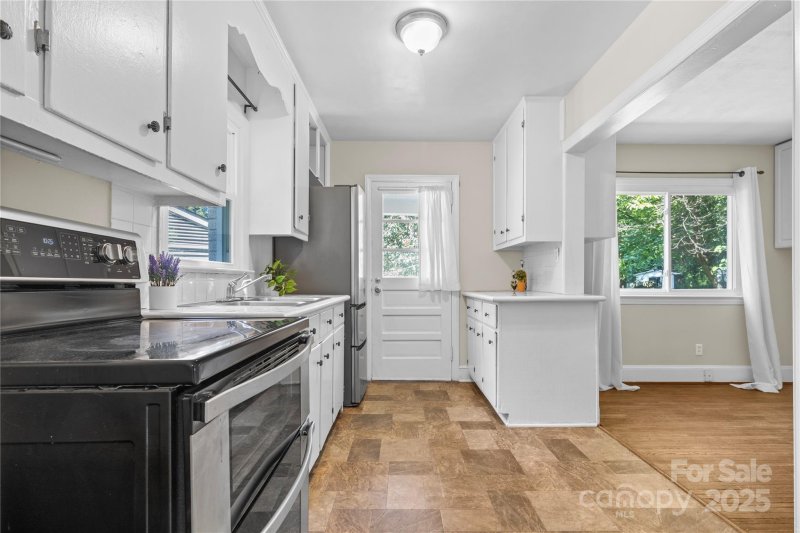 Property image 3 at 552 E Woodlawn Road, Charlotte, NC 28209