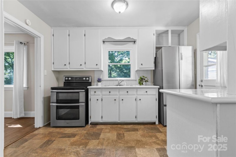 Property image 4 at 552 E Woodlawn Road, Charlotte, NC 28209