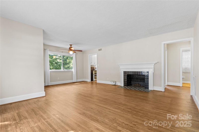 Property image 5 at 552 E Woodlawn Road, Charlotte, NC 28209