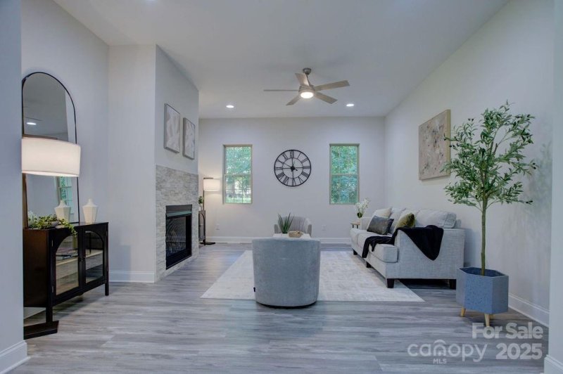 Property image 2 of 5125 Isaac Drive in Bahama Park, Charlotte, NC 28216