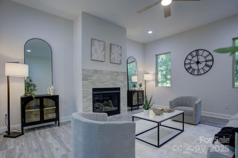 Property image 3 of 5125 Isaac Drive in Bahama Park, Charlotte, NC 28216