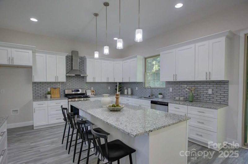 Property image 5 of 5125 Isaac Drive in Bahama Park, Charlotte, NC 28216