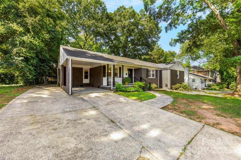 Property image 2 at 1126 1120 E Woodlawn Road, Charlotte, NC 28209