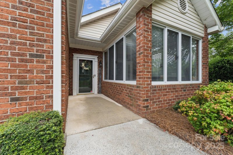 Property image 2 of 8533 Windsor Ridge Drive in Windsor Oaks, Charlotte, NC 28277