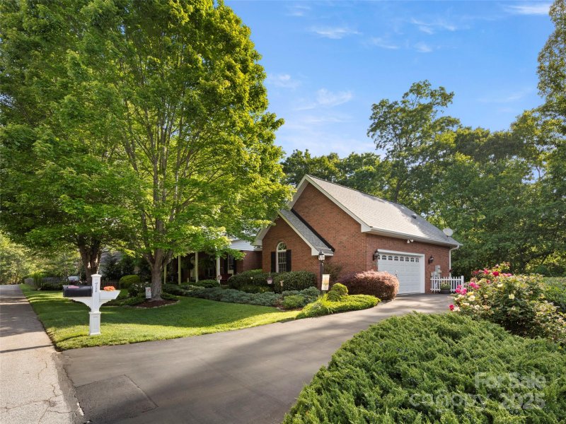 Property image 3 at 71 Dallas Drive, Hendersonville, NC 28739