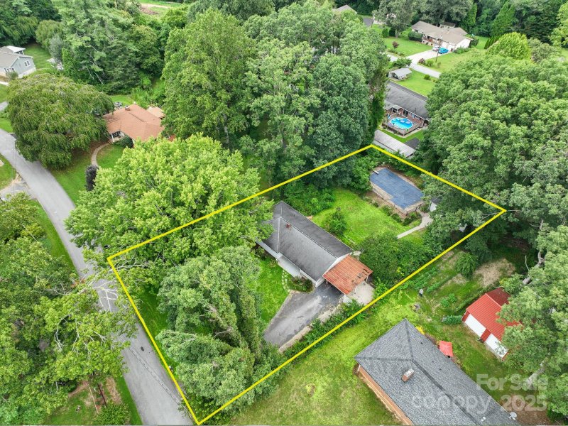 Property image 2 of 422 Hillcrest Circle in Lakeview Estates, Hendersonville, NC 28792