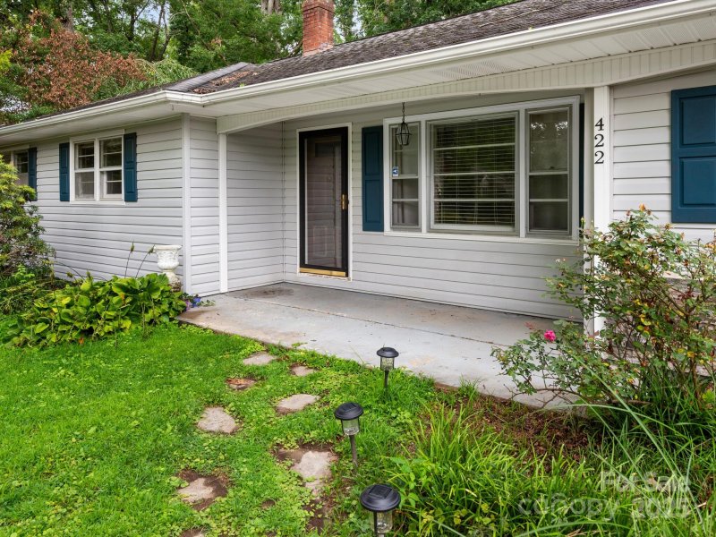 Property image 3 of 422 Hillcrest Circle in Lakeview Estates, Hendersonville, NC 28792