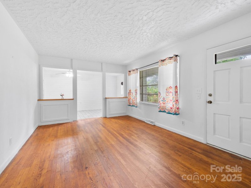 Property image 4 of 422 Hillcrest Circle in Lakeview Estates, Hendersonville, NC 28792