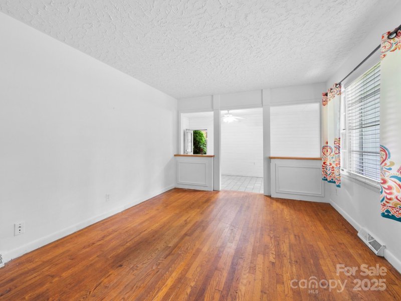 Property image 5 of 422 Hillcrest Circle in Lakeview Estates, Hendersonville, NC 28792