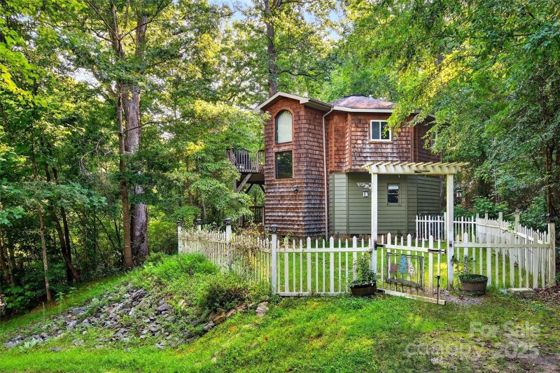 Cascades, Nebo Community